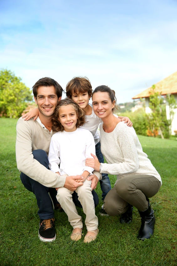 familyoffourposingongrass